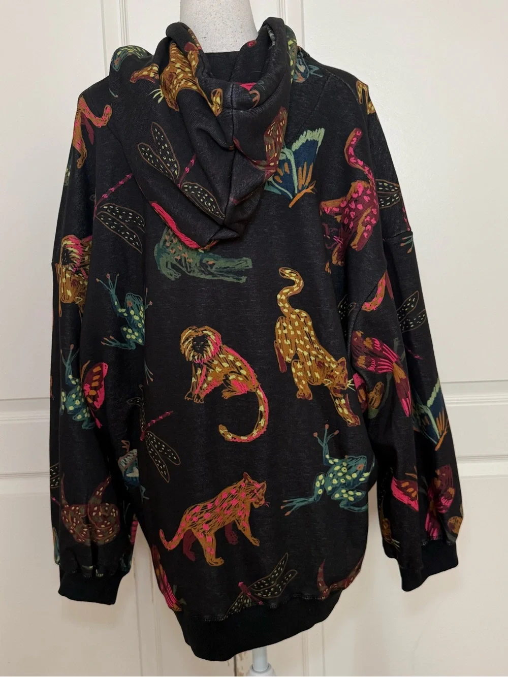 FARM RIO Black Animal Life Sweatshirt Hoodie Size Medium So Soft & Cozy Safari - Picture 4 of 6